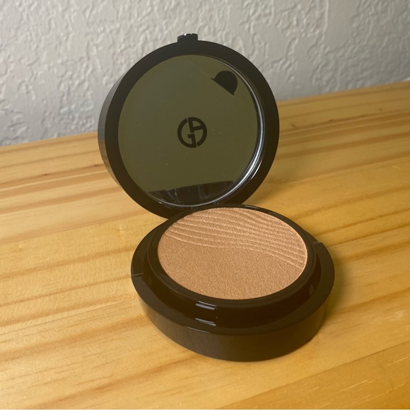 Giorgio Armani Luminous Silk Glow Fusion Powder - Shade: 7 - Picture 9 of 13